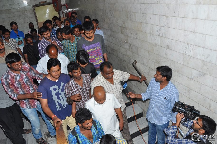 Bandipotu-Movie-Hungama-at-Sandhya-Theatre